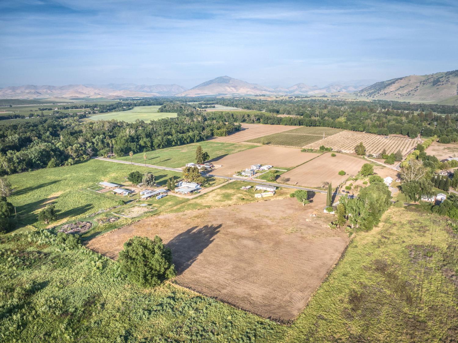 545 North Rio Vista Avenue Sanger, CA 93657 - Photo 2 of 46 a view of a city with an ocean