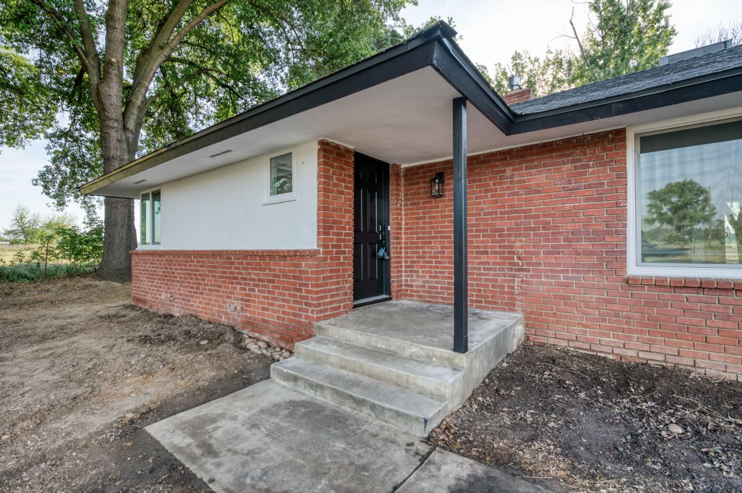545 North Rio Vista Avenue Sanger, CA 93657 - Photo 24 of 46 a view of a house with a yard