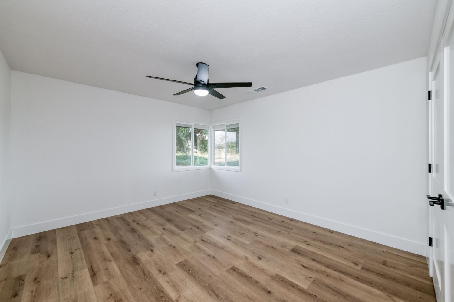 545 North Rio Vista Avenue Sanger, CA 93657 - Photo 30 of 46 an empty room with a window and a ceiling fan