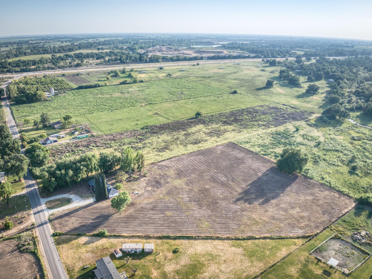 545 North Rio Vista Avenue Sanger, CA 93657 - Photo 3 of 46 a view of a sky from a yard