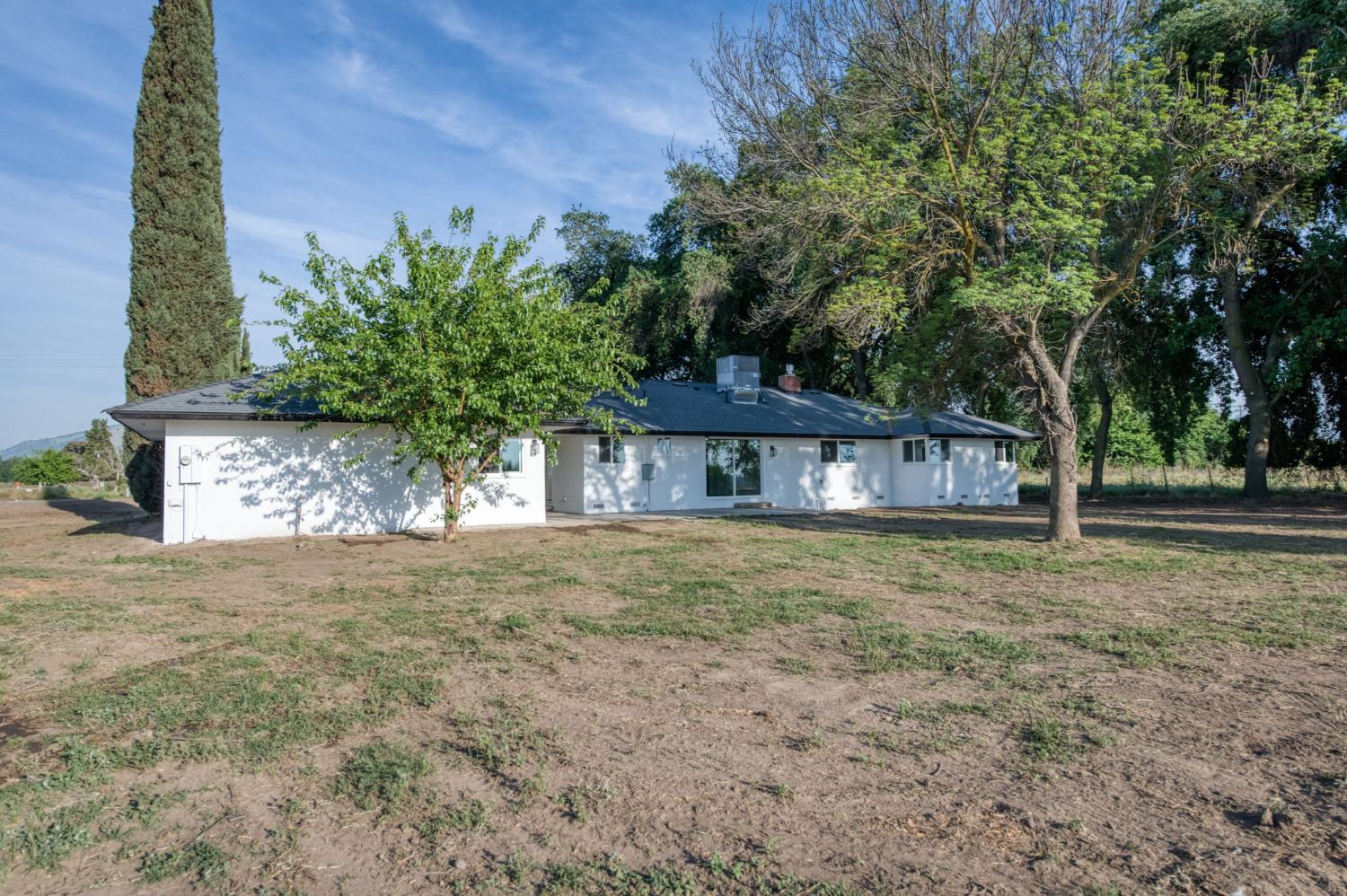 545 North Rio Vista Avenue Sanger, CA 93657 - Photo 34 of 46 a front view of a house with garden