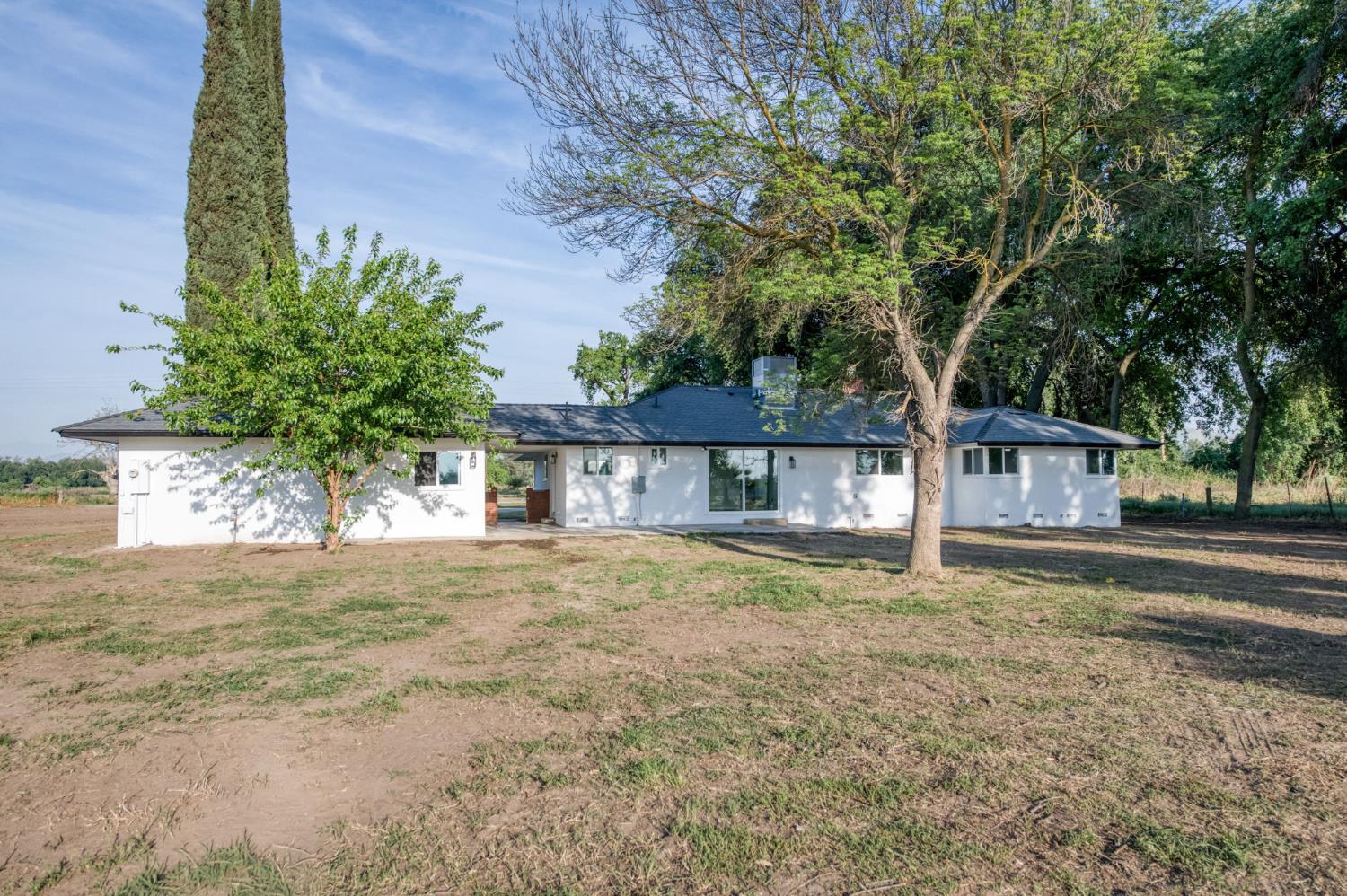 545 North Rio Vista Avenue Sanger, CA 93657 - Photo 36 of 46 a house that has a tree in front of it