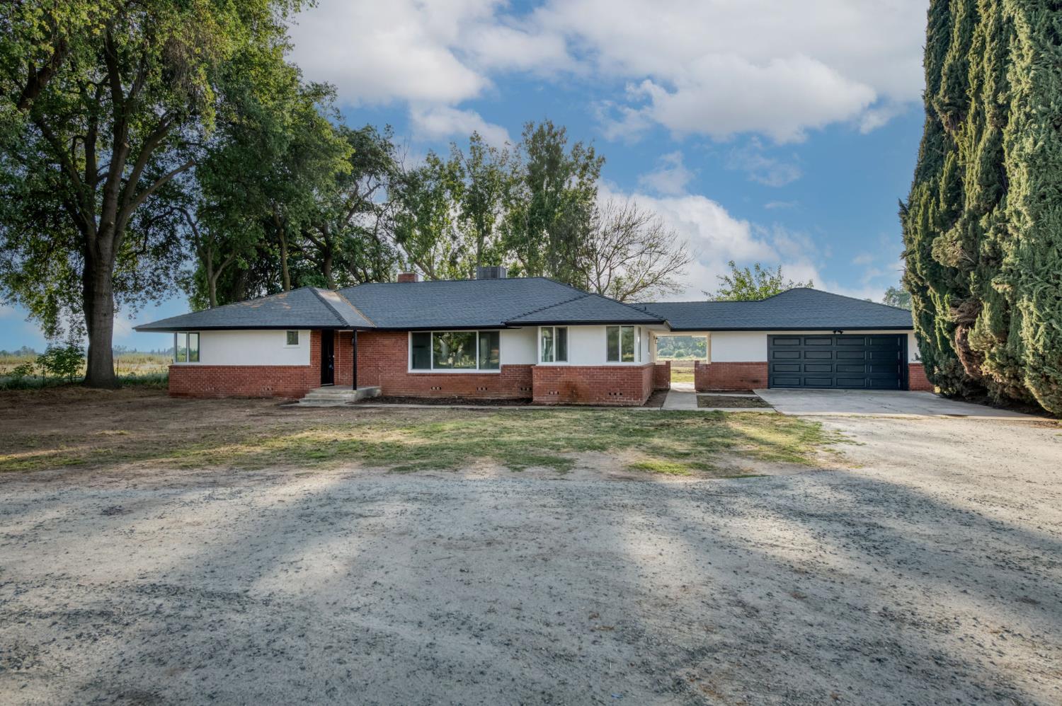 545 North Rio Vista Avenue Sanger, CA 93657 - Photo 38 of 46 a view of a house with a yard