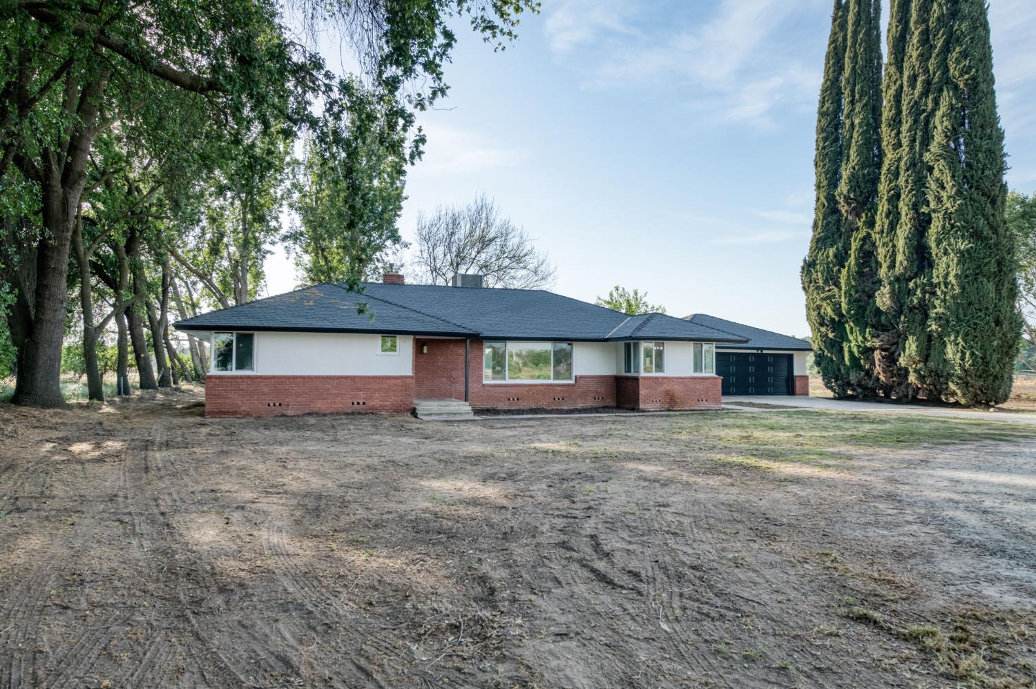 545 North Rio Vista Avenue Sanger, CA 93657 - Photo 41 of 46 a front view of a house with a yard