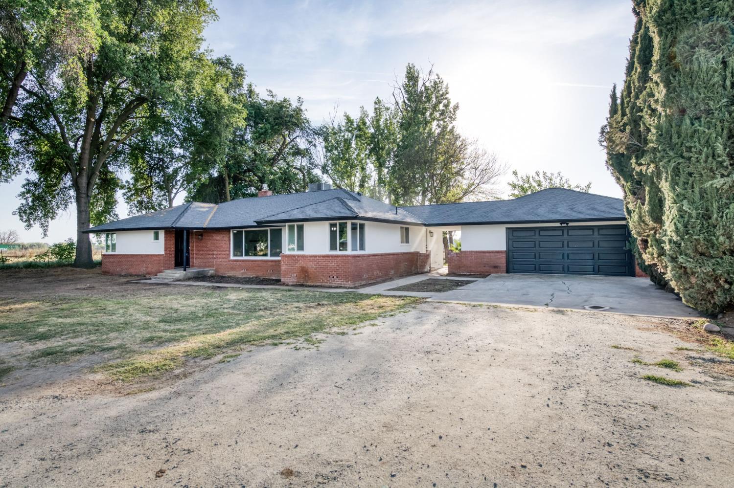 545 North Rio Vista Avenue Sanger, CA 93657 - Photo 43 of 46 front view of a house with a yard