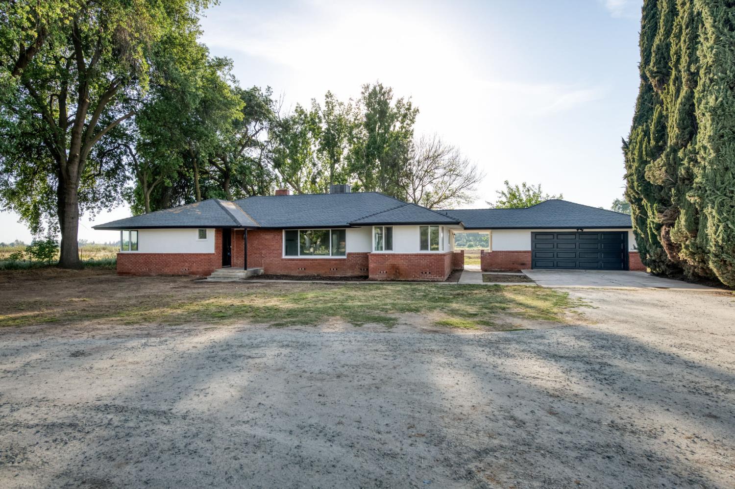 545 North Rio Vista Avenue Sanger, CA 93657 - Photo 45 of 46 a front view of a house with a yard