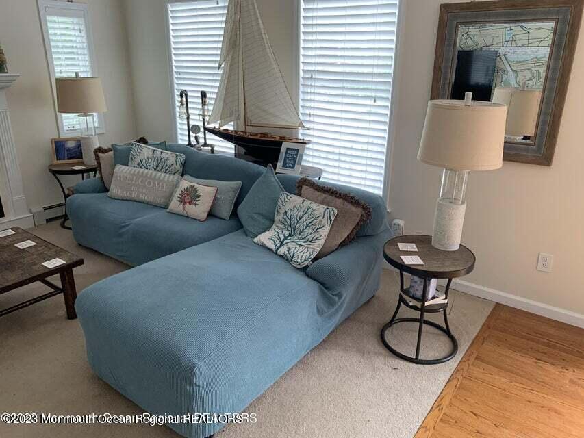 711 Mt Place Point Pleasant, NJ 08742 - Photo 9 of 36 Livroom2