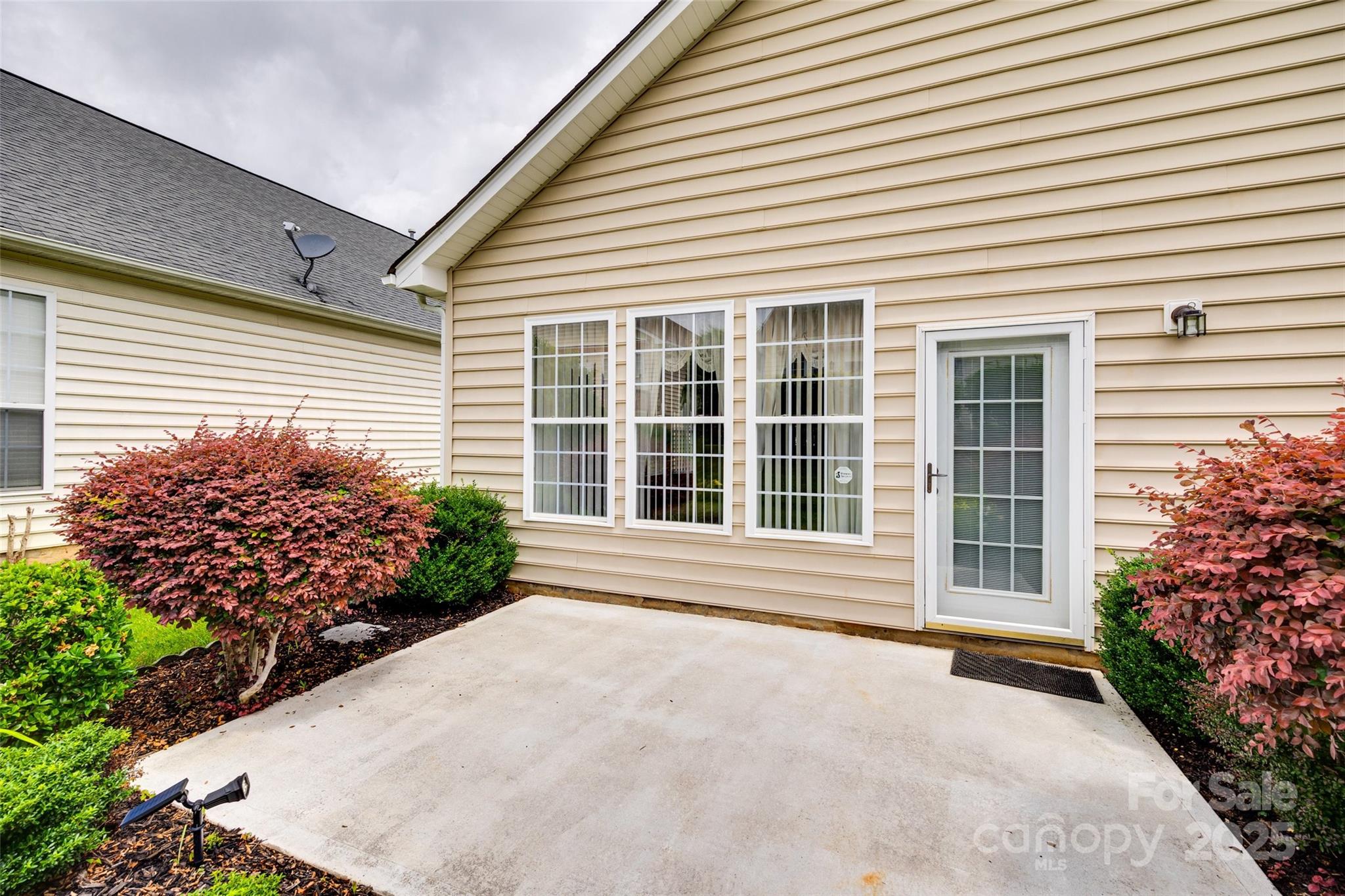 422 Garnet Court Fort Mill, SC 29708 - Photo 27 of 45 a front view of a house with garden