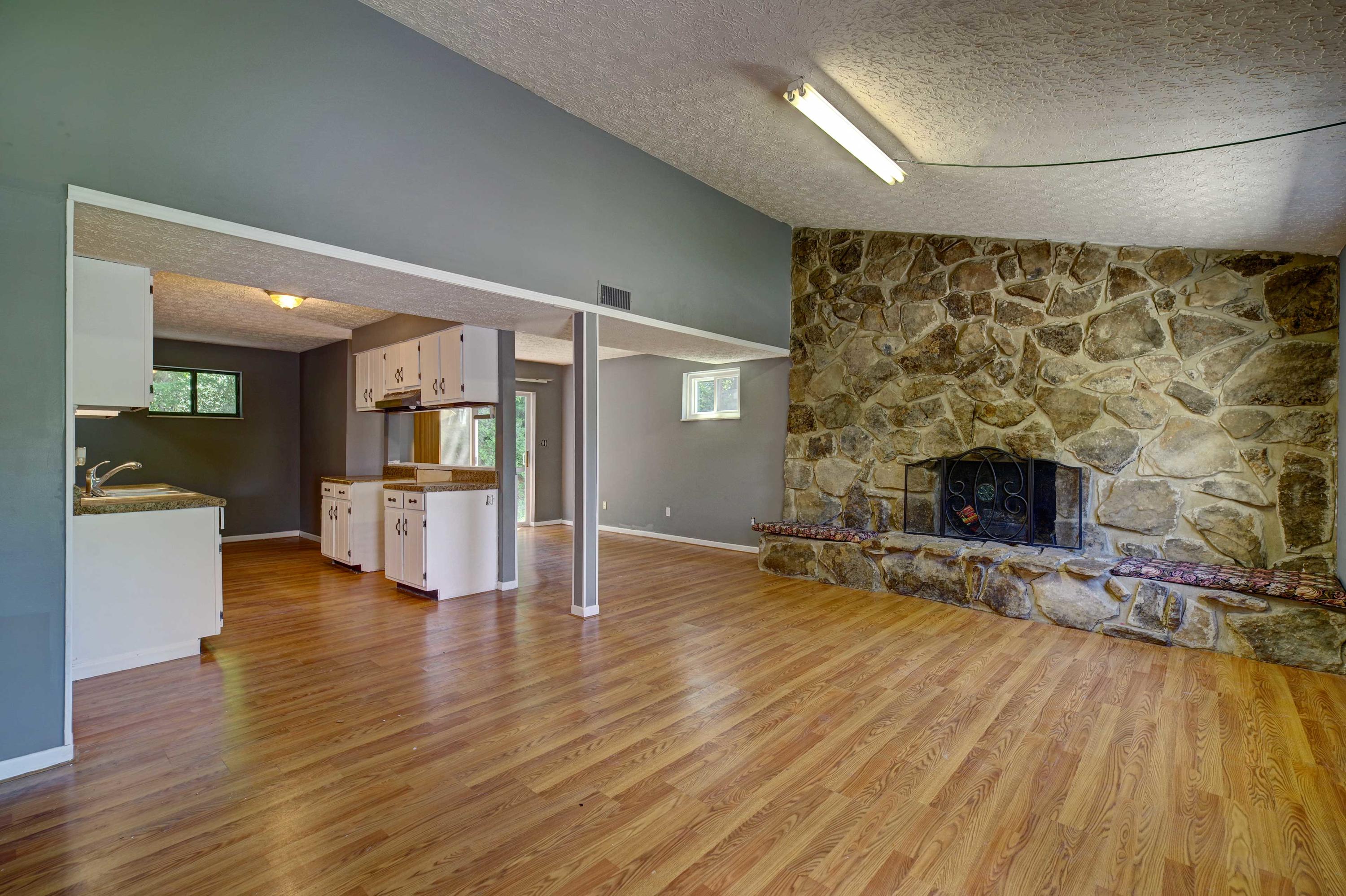 107 Gladwood Road Clinton, TN 37716 - Photo 5 of 17 Living Room_1
