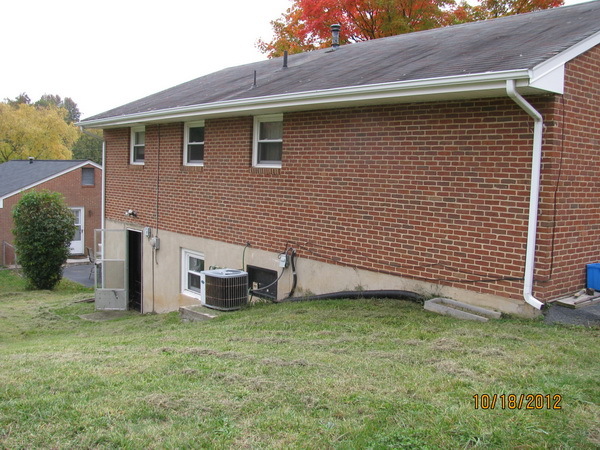 529 Holiday Road Vinton, VA 24179 - Photo 2 of 8 a front view of a house with a garden