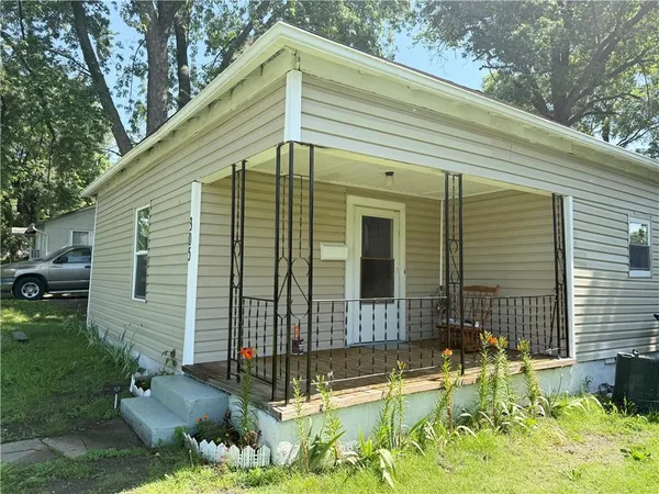 $99,900 | 305 South Elm Street, Sweet Springs, MO 65351