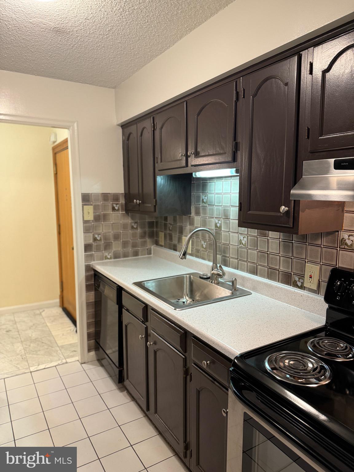 1301 North Courthouse Road, Unit 910 Arlington, VA 22201 - Photo 4 of 17 Kitchen