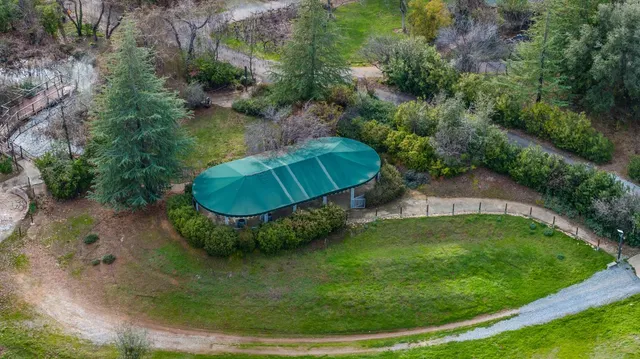 a view of a chair and tables in the back yard of the house