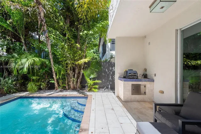 a view of a backyard