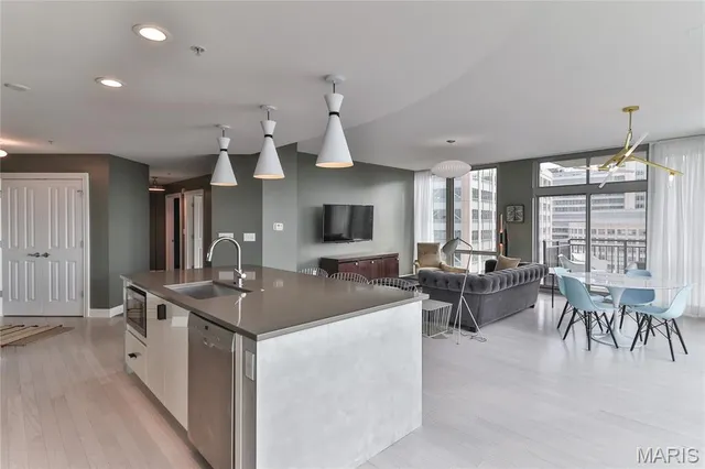 $699,000 | 4909 Laclede Avenue, Unit 1201, St. Louis, MO 63108
