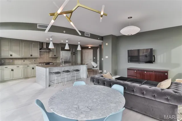 $699,000 | 4909 Laclede Avenue, Unit 1201, St. Louis, MO 63108