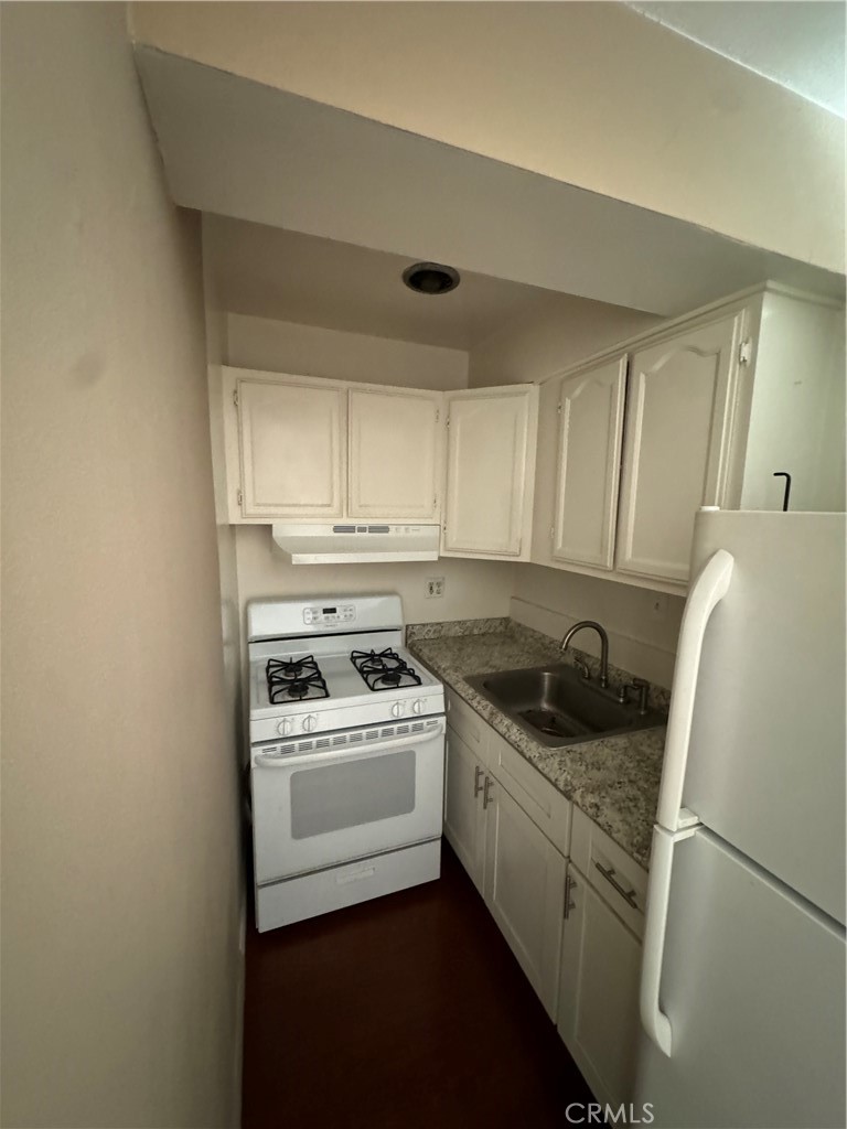 285 Garfield Avenue, Unit 3B Pasadena, CA 91101 - Photo 7 of 8 a kitchen with a stove a sink and a refrigerator