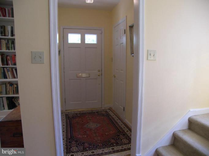 2804 Farm Road Alexandria, VA 22302 - Photo 17 of 20 Entrance / Foyer
