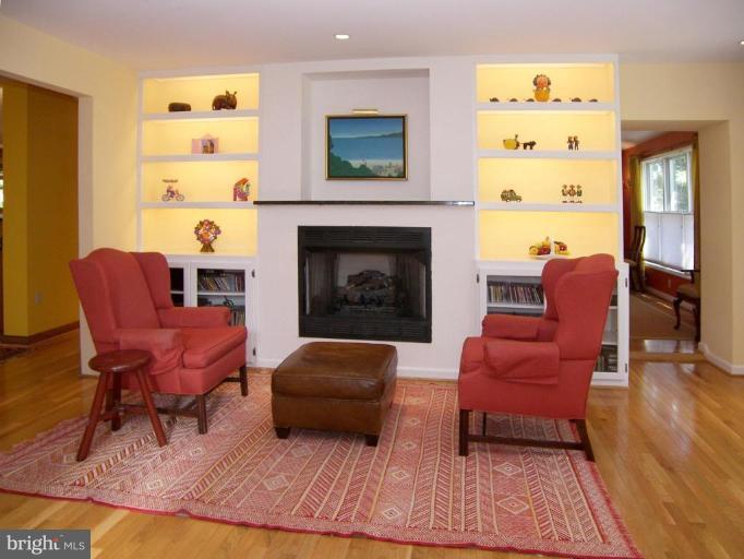 2804 Farm Road Alexandria, VA 22302 - Photo 3 of 20 Living Room