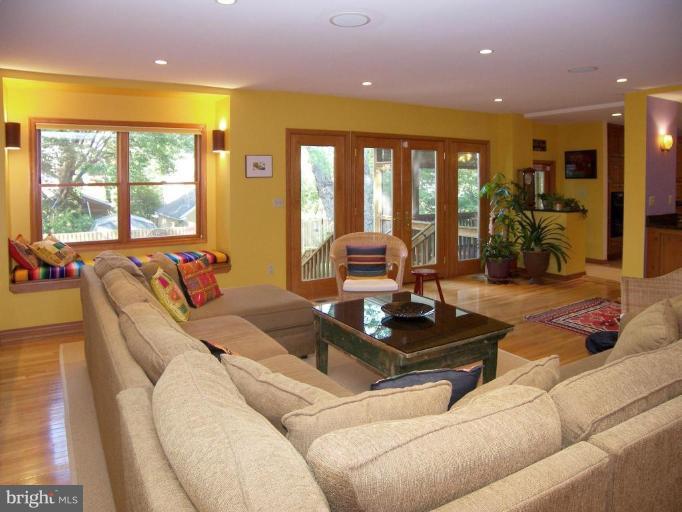 2804 Farm Road Alexandria, VA 22302 - Photo 6 of 20 Family Room