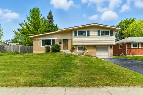 a view of house with a yard
