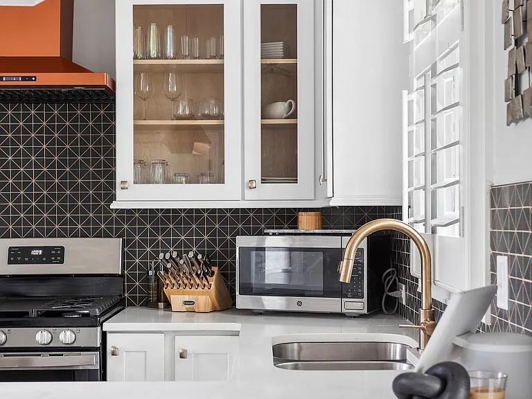 1905 Galt Cmns Kennesaw, GA 30144 - Photo 5 of 28 a kitchen with a stove and a sink