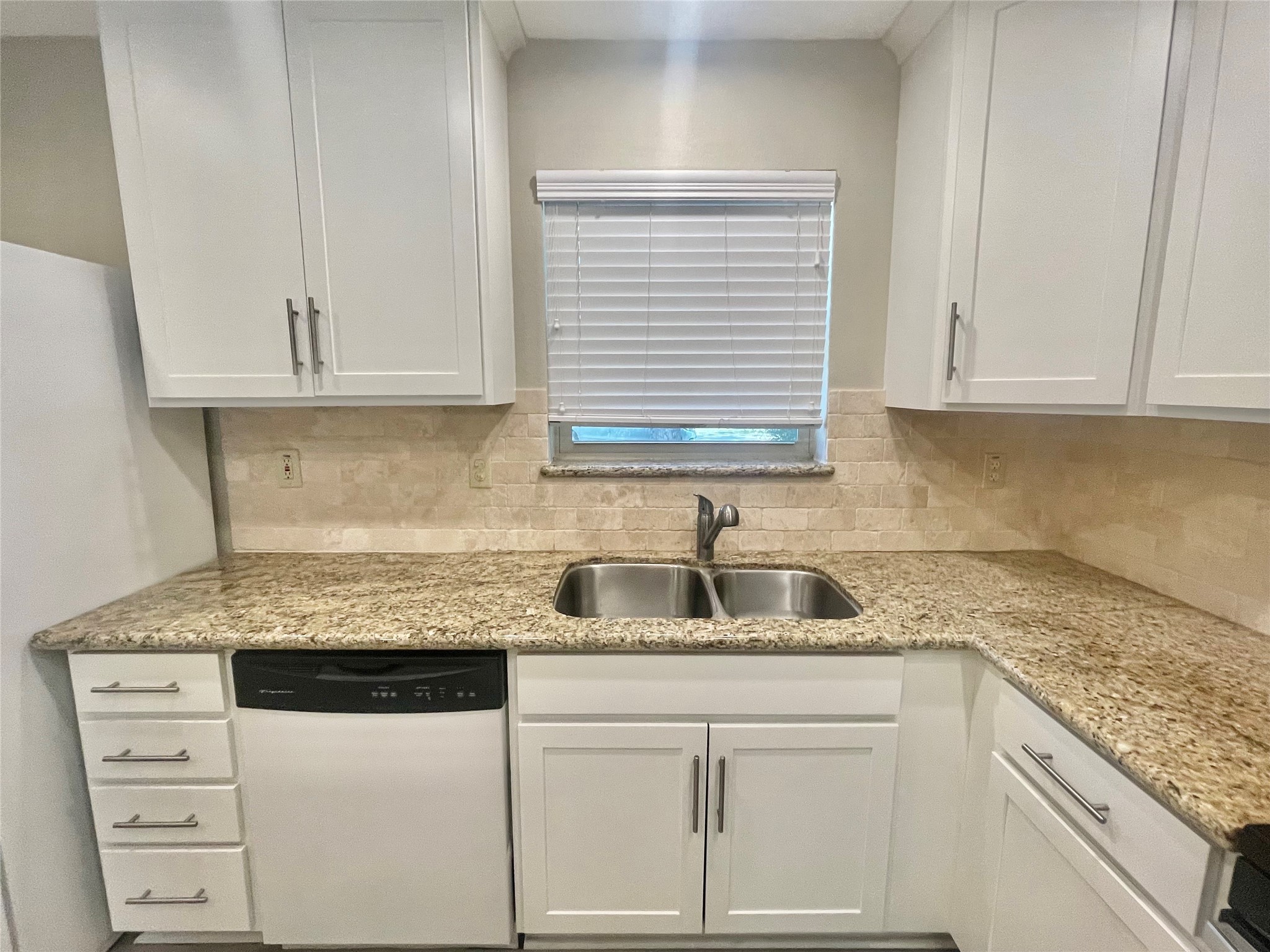 13 Maywind Court The Woodlands, TX 77381 - Photo 5 of 33 Granite countertops, undermount stainless sink, brushed nickel faucet & tumbled marble backsplash.