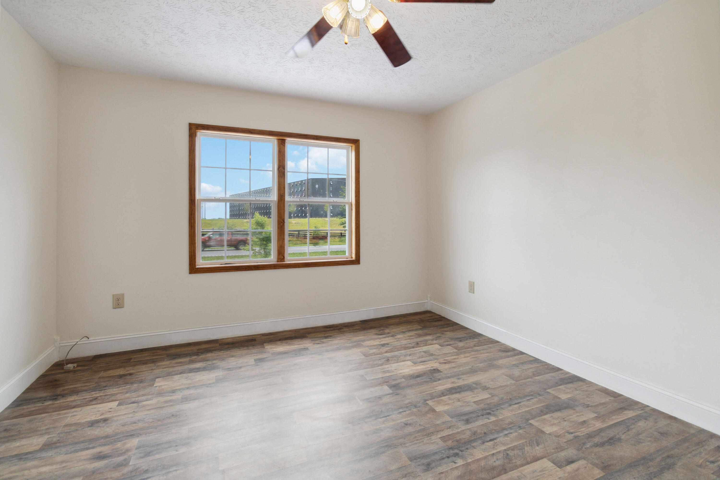 1896 West Laurel Road London, KY 40741 - Photo 13 of 33 019