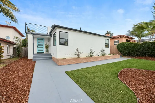 a view of a house with backyard