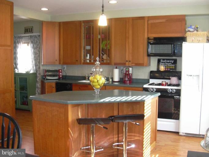 739 Overbrook Road Baltimore, MD 21212 - Photo 5 of 22 KITCHEN BREAKFAST BAR
