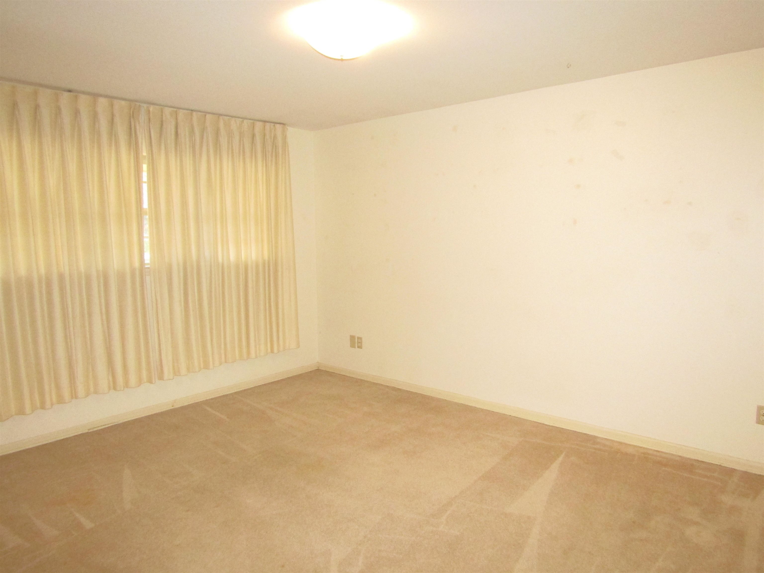 244 South Grove Park Road Memphis, TN 38117 - Photo 14 of 16 a view of an empty room with a window