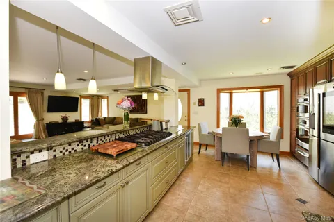 $1,699,998 | 3 Joy Drive, Manhasset Hills, NY 11040