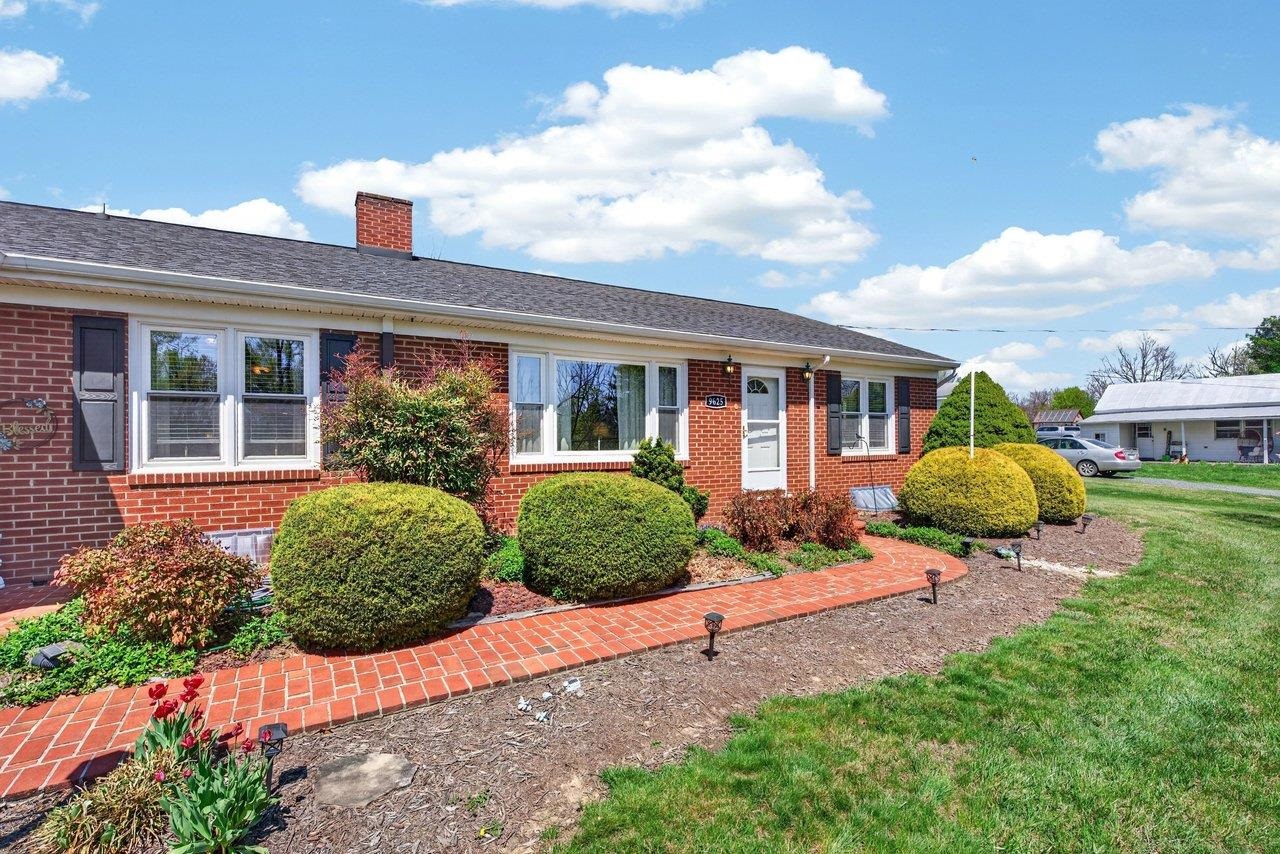 a view of a house with backyard and garden