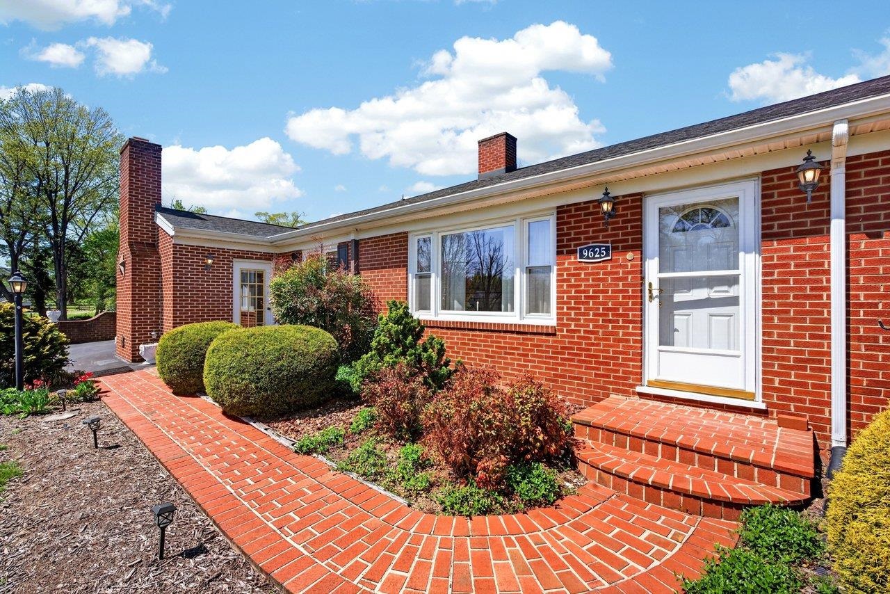 9625 Town Hall Road McGaheysville, VA 22840 - Photo 3 of 65 a front view of a house with garden