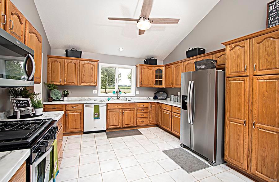 12963 Deer Run Road Highland, IL 62249 - Photo 9 of 58