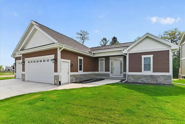$524,900 | 80 Oak Ridge Trail, Deerfield, WI 53531