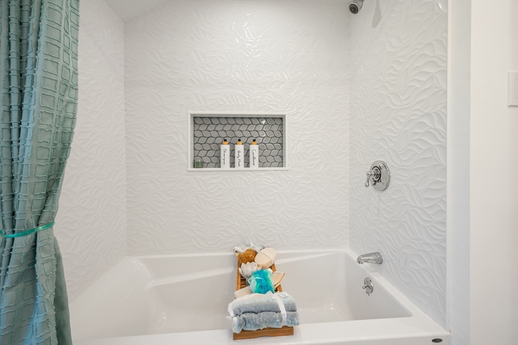 11 Lawndale Road Tyngsborough, MA 01879 - Photo 22 of 40