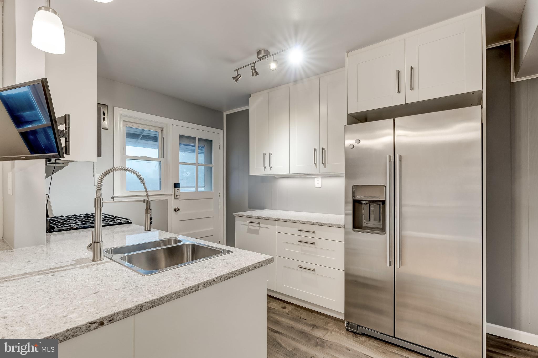 73 Garden Ridge Road Baltimore, MD 21228 - Photo 15 of 40 Kitchen with quartz countertops