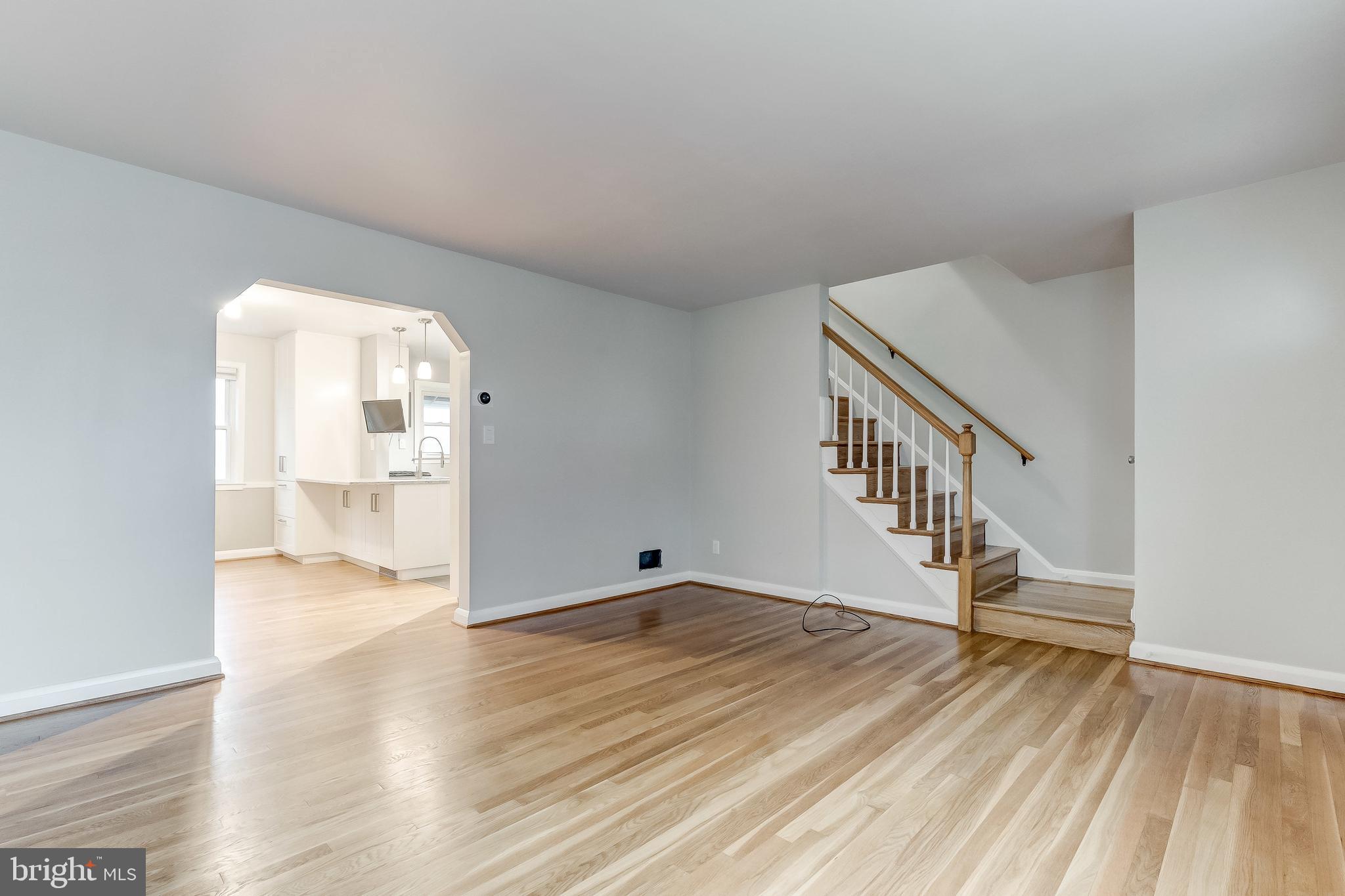 73 Garden Ridge Road Baltimore, MD 21228 - Photo 6 of 40 Living Room