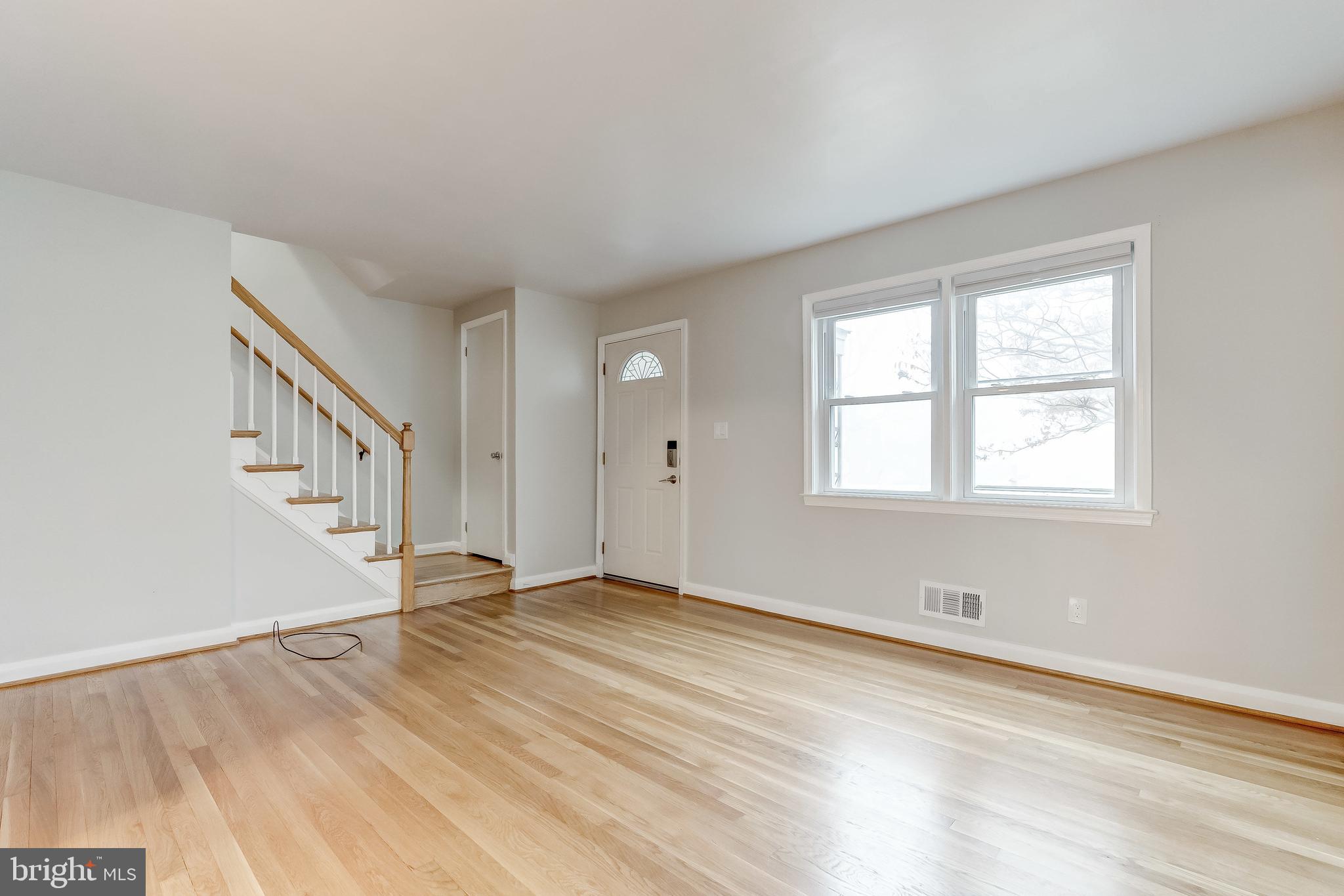 73 Garden Ridge Road Baltimore, MD 21228 - Photo 7 of 40 Living Room