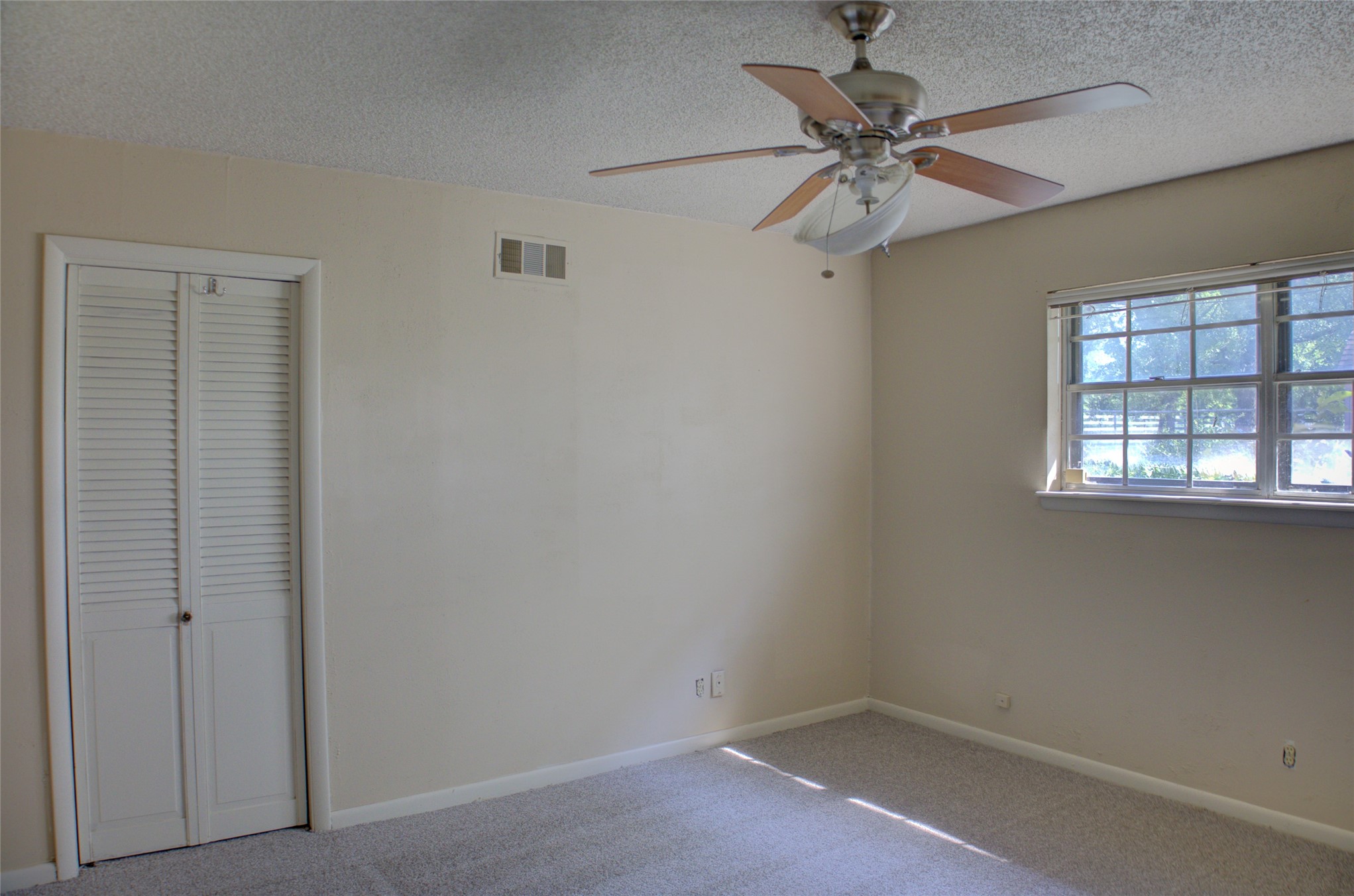 12420 South Garnett Road Broken Arrow, OK 74011 - Photo 31 of 44 Neutral wall paint and textured ceiling with a central ceiling fan