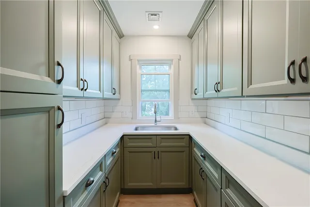 $2,700 | 65 Burton Street, Unit 3, Bristol, RI 02809