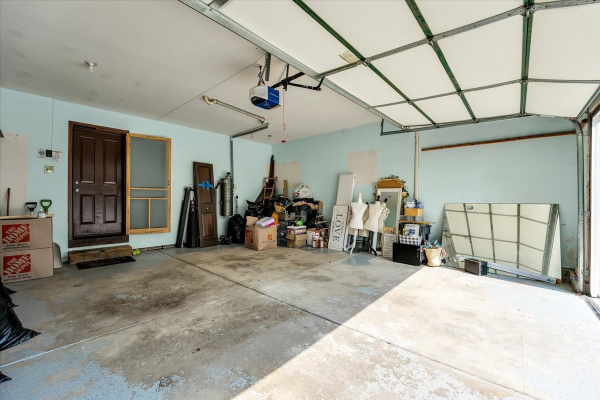 9N576 Crawford Road Elgin, IL 60124 - Photo 24 of 43 a view of a room with gym equipment
