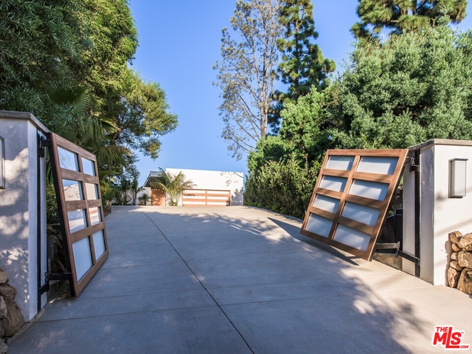 1822 Westridge Road Los Angeles, CA 90049 - Photo 3 of 44