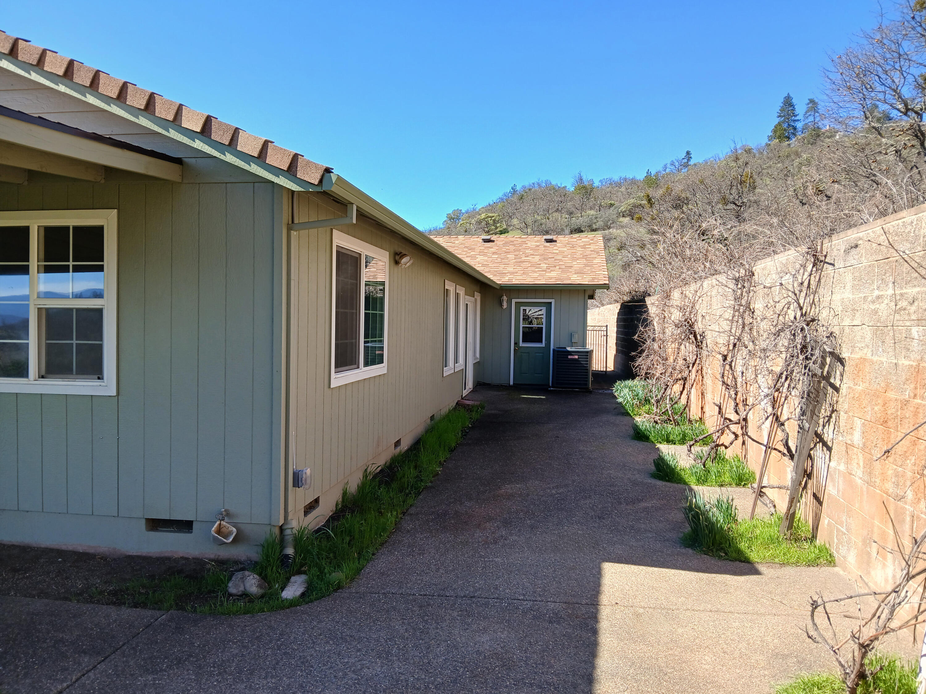 1360 West Linn Road Eagle Point, OR 97524 - Photo 4 of 42
