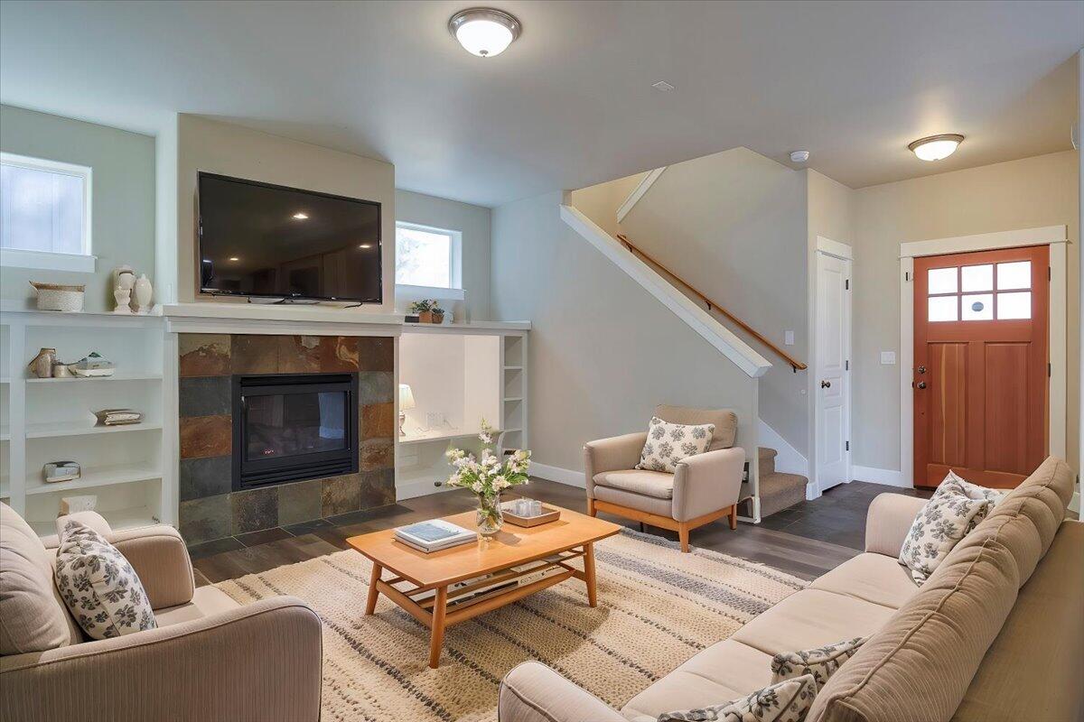 20370 Murphy Road Bend, OR 97702 - Photo 2 of 33 Affordable Style in desirable Stonehaven