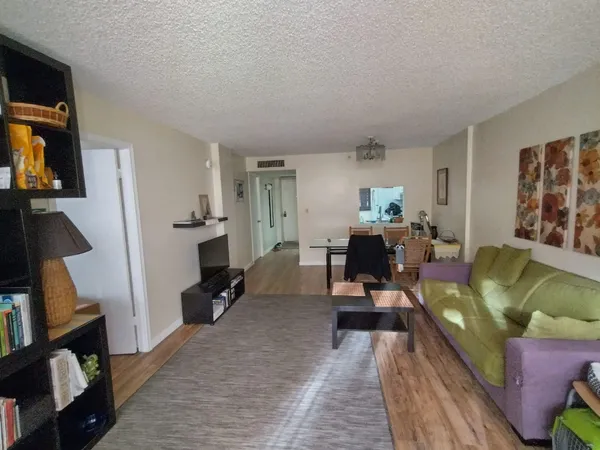 $210,000 | 103 Royal Park Drive, Unit 3B, Oakland Park, FL 33309