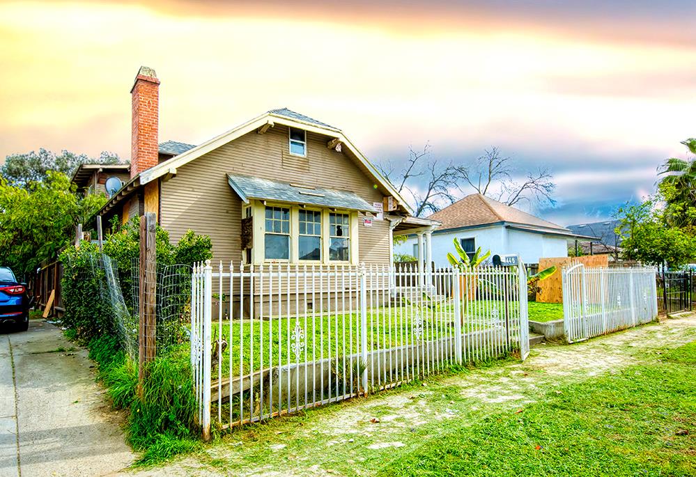 a view of a house with a yard and plants
