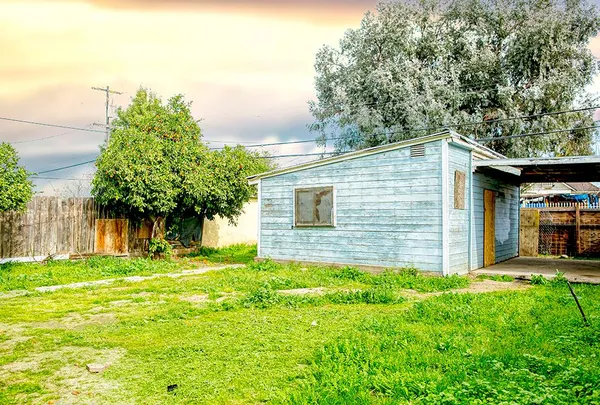 a view of a house with backyard