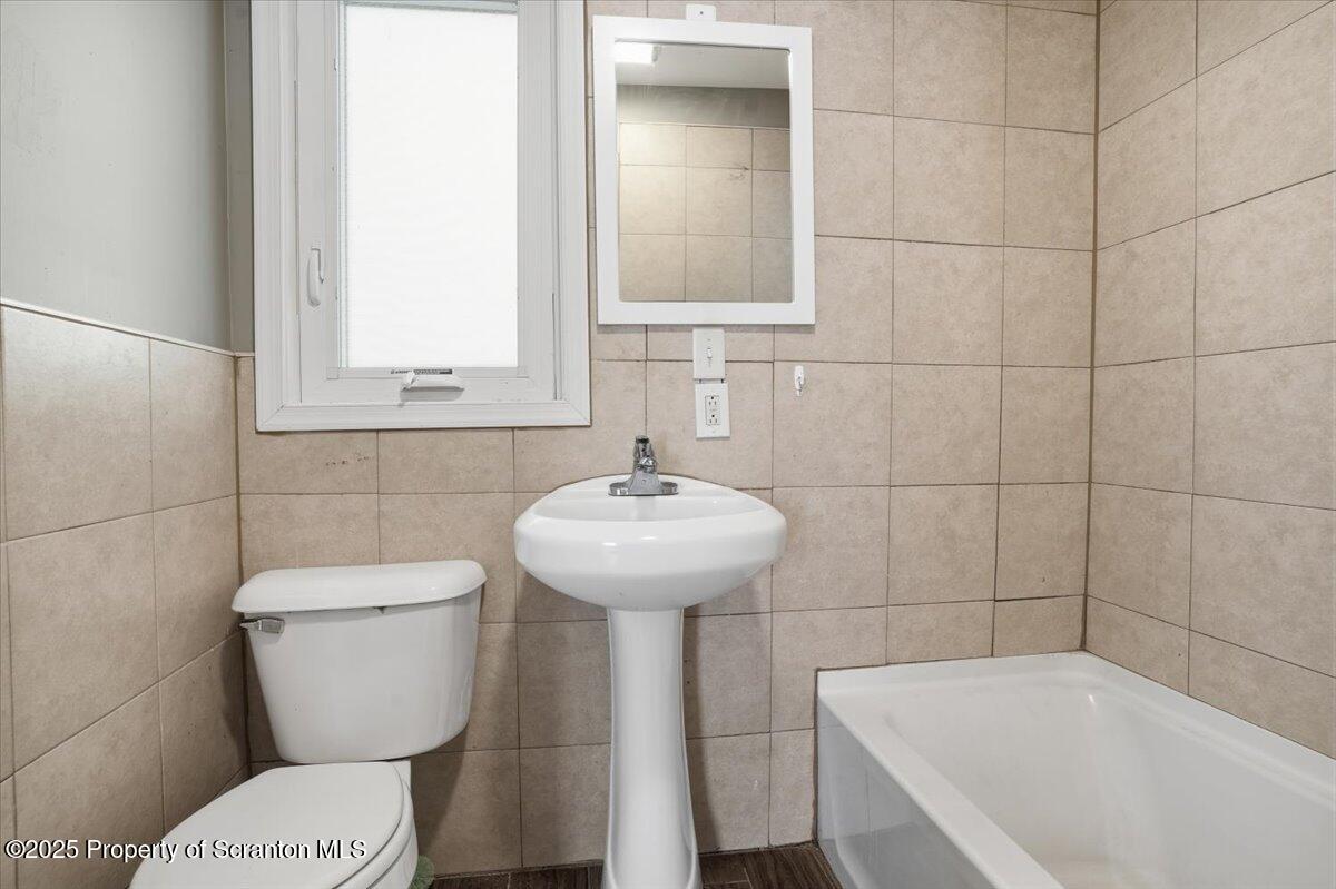 309 Ferdinand Street Scranton, PA 18508 - Photo 19 of 44 Full Bathroom